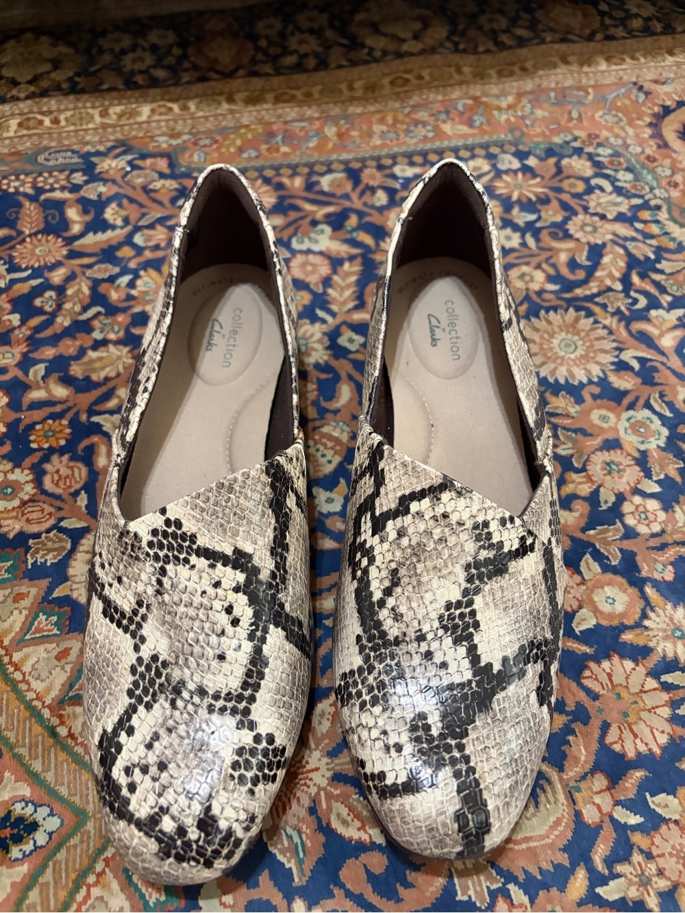 Like new Clarks size 8.5 Snake-Print Slip-On Loafers in taupe. Beautiful! - Picture 3 of 9